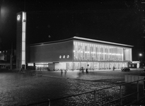 150266 Gezicht op het N.S.-station Eindhoven te Eindhoven bij avond.